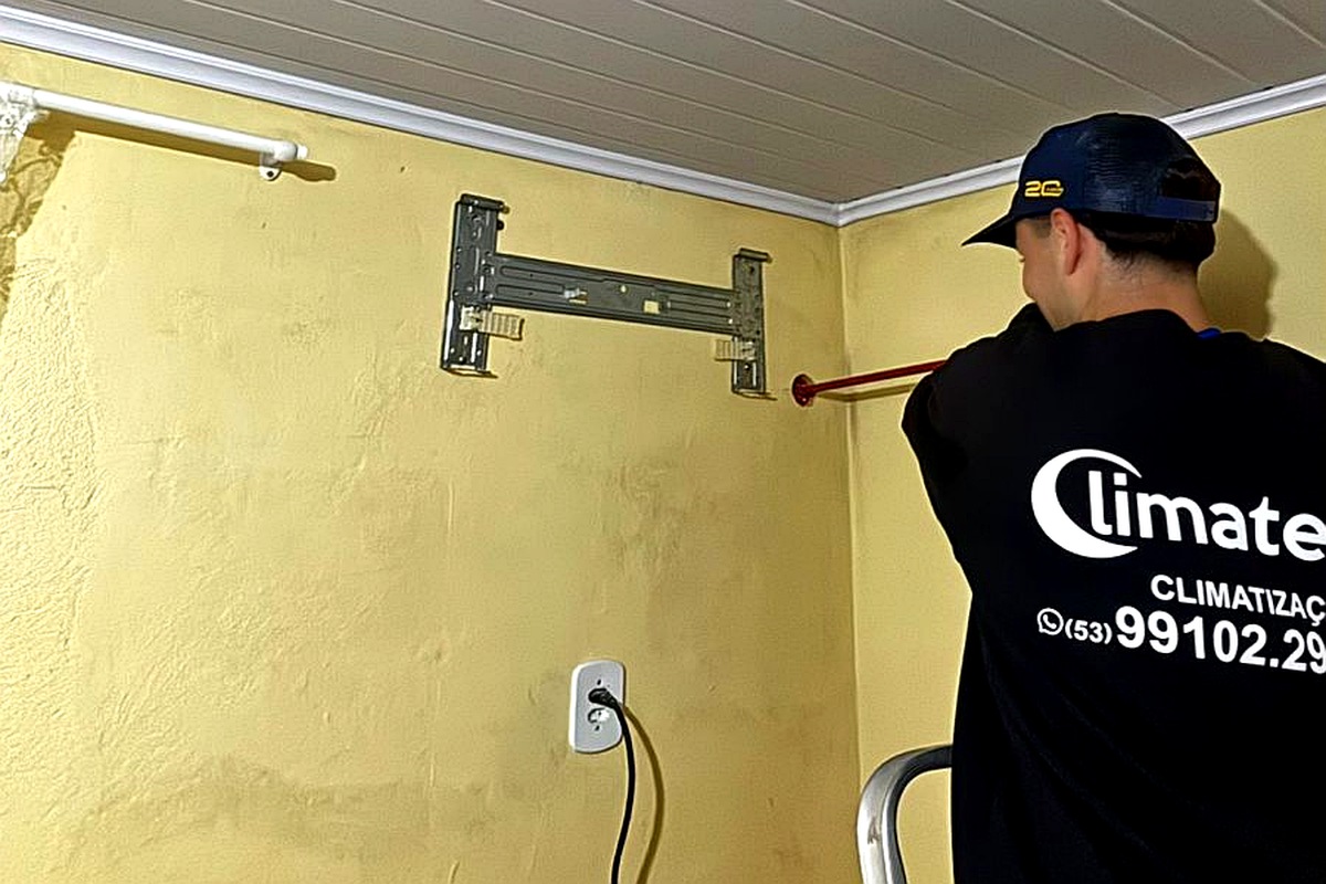 Técnico Climatek fazendo manutenção