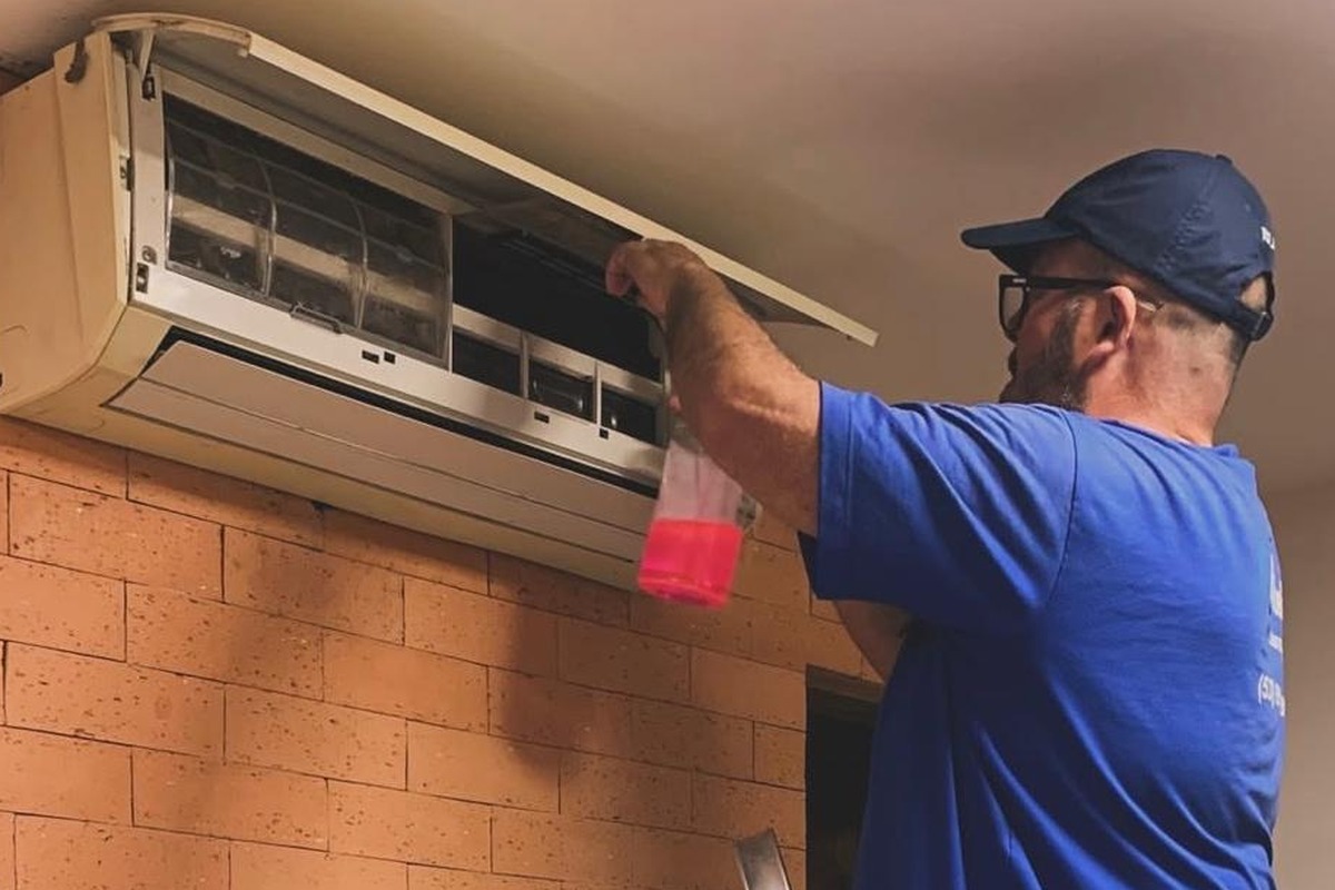 Técnico Climatek instalando ar condicionado